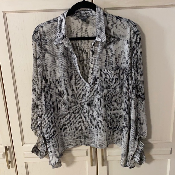 Kenneth Cole Reaction Tops - Kenneth Cole Reaction Top in Large